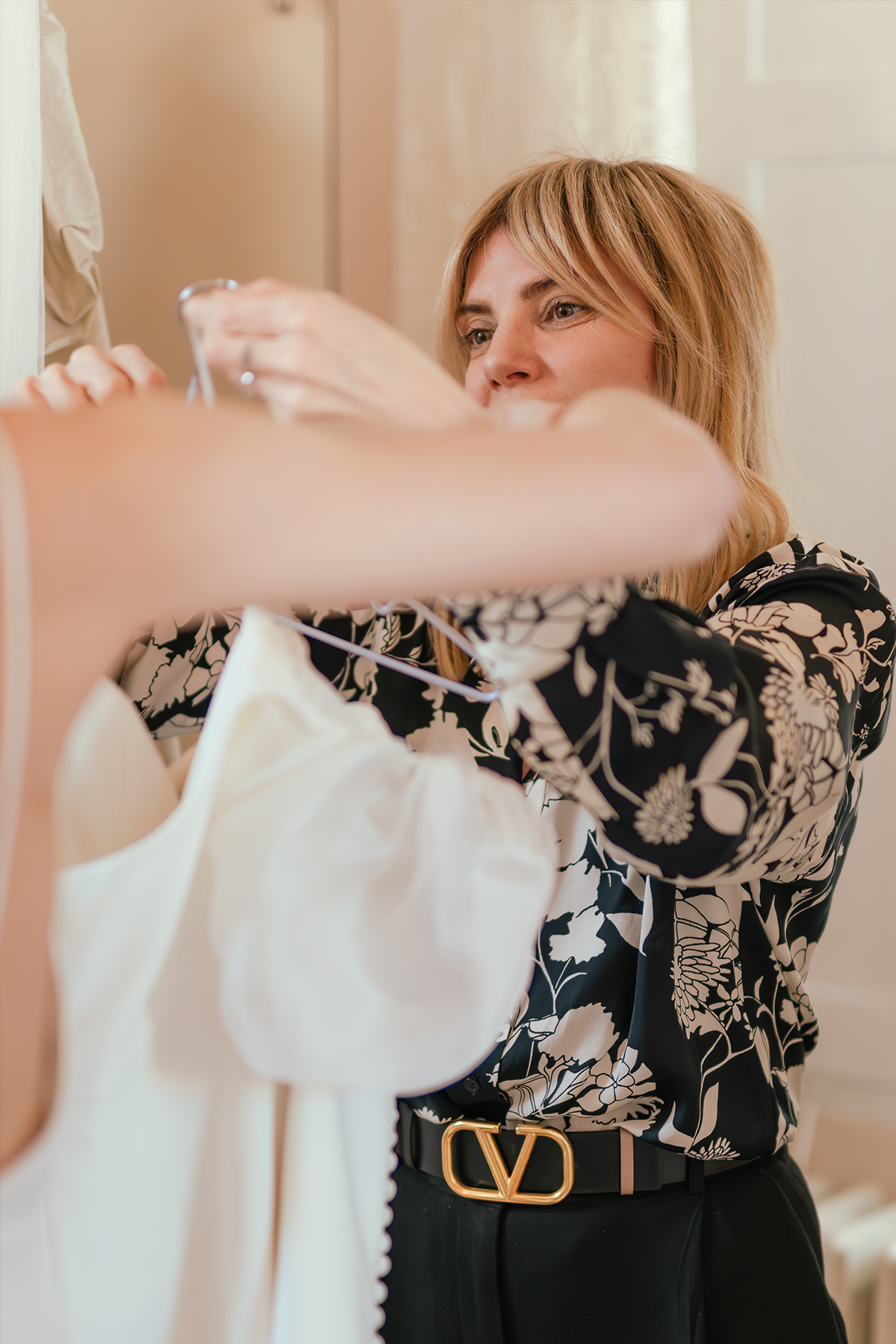 Atelier: abito bianco in lavorazione con metro da sarto