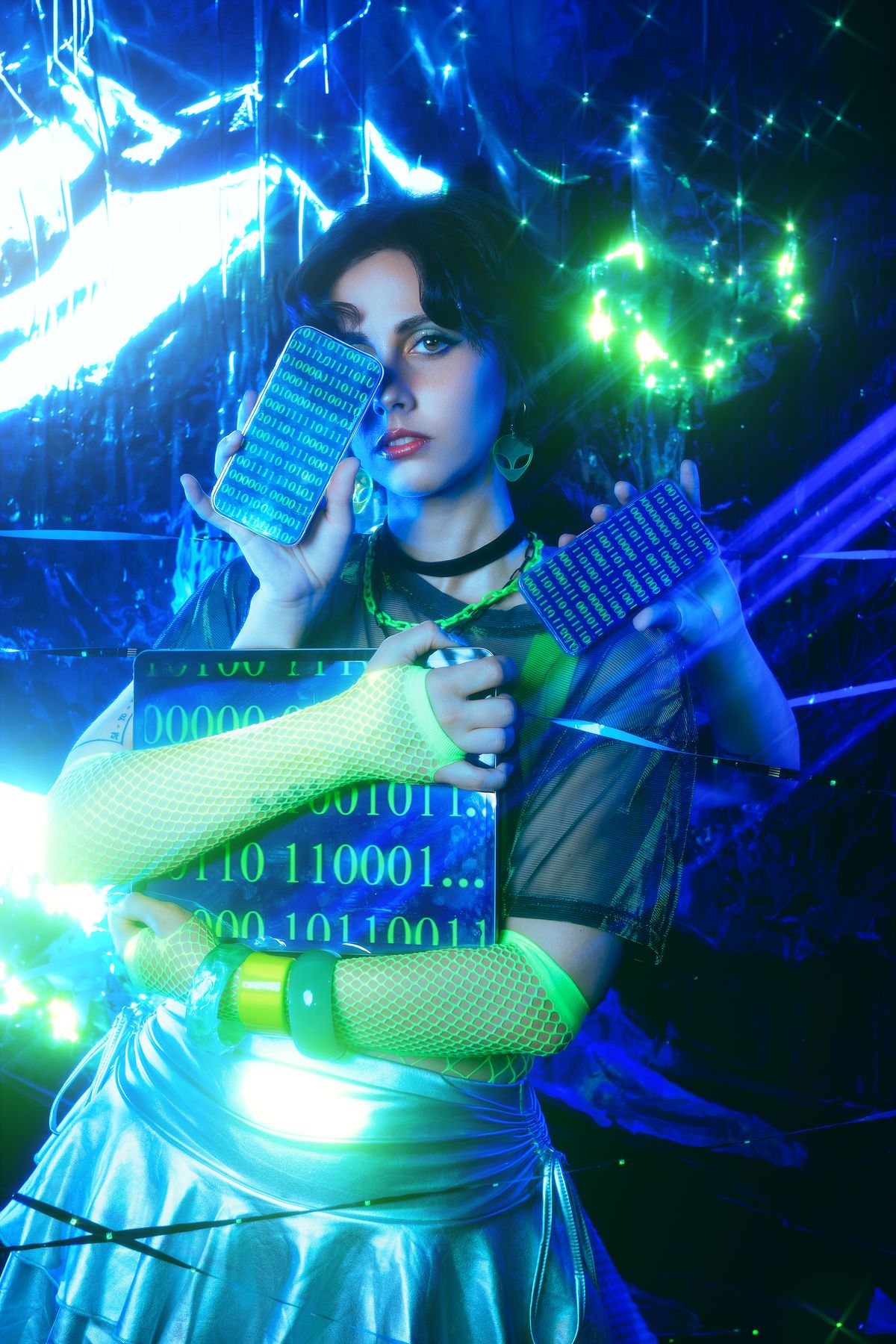 Cosplay con ali luminose e tastiera, luce blu e verde