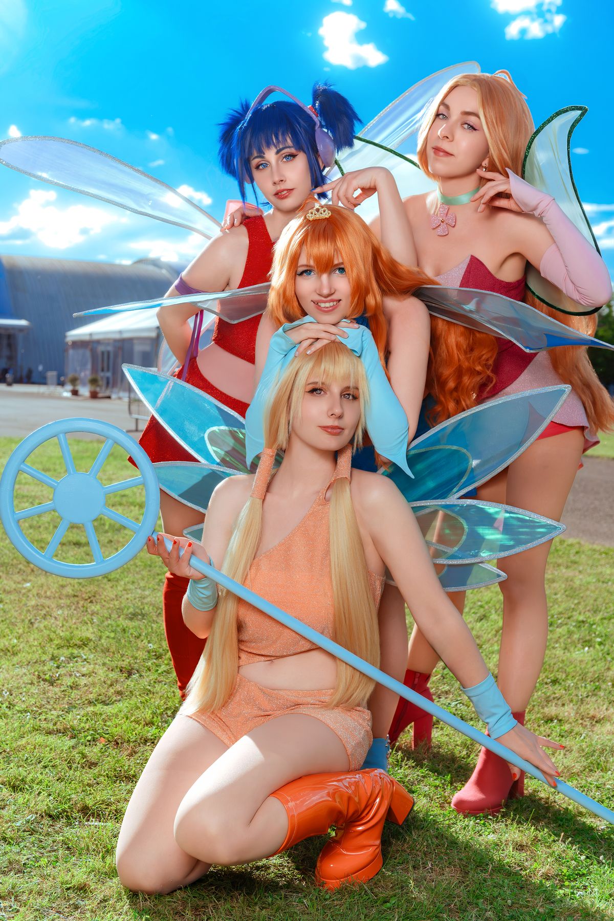Gruppo cosplay in costume su un prato