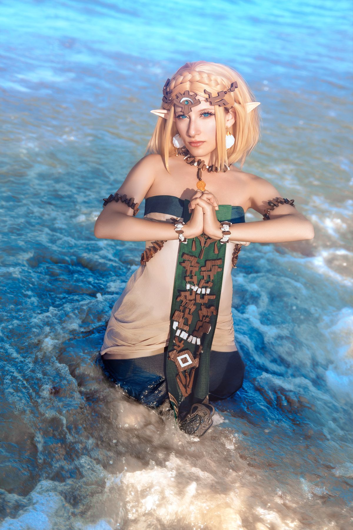 Cosplay da sirena immersa nell'acqua
