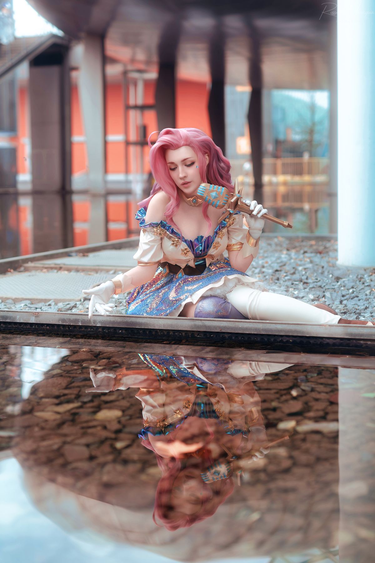 Cosplay con capelli rosa riflesso in una pozzanghera