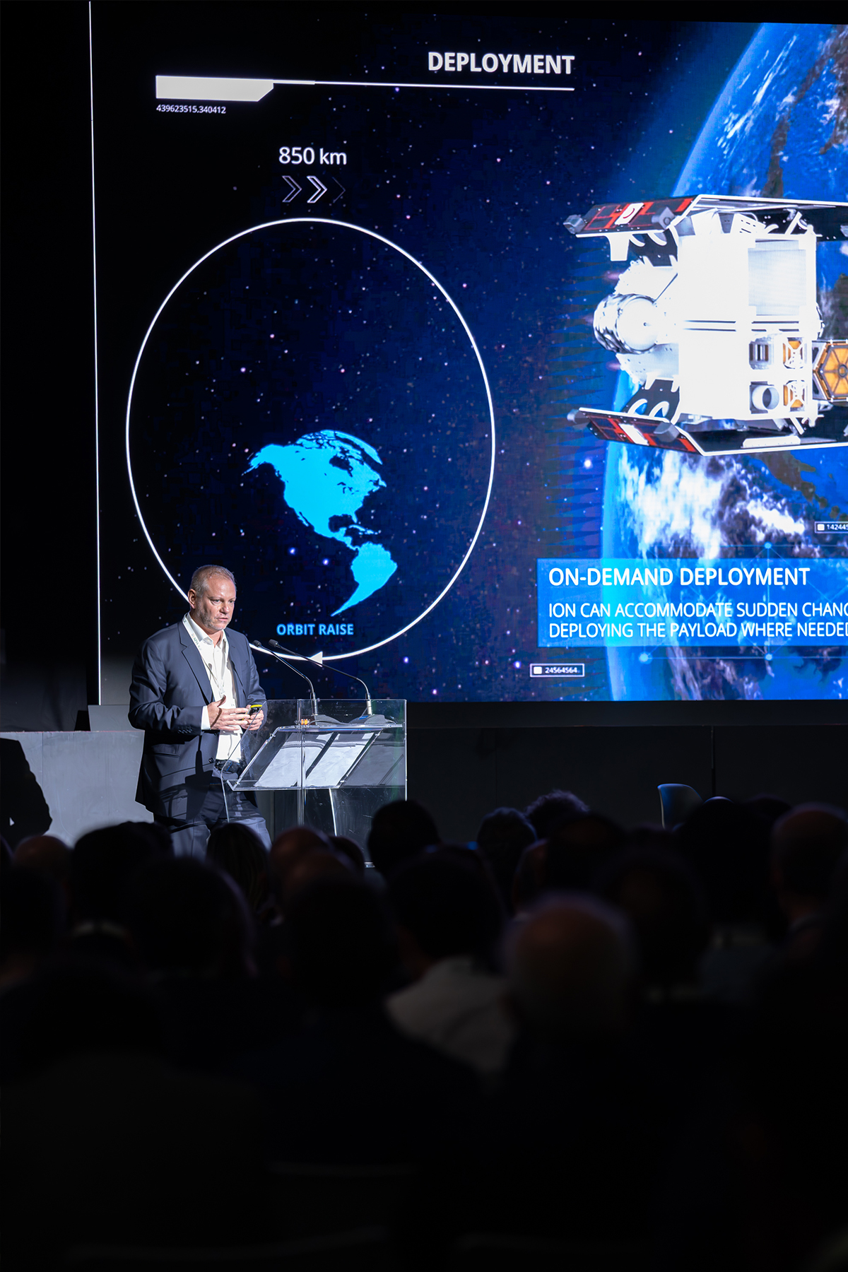 Intervento con presentazione sullo schermo grande, platea