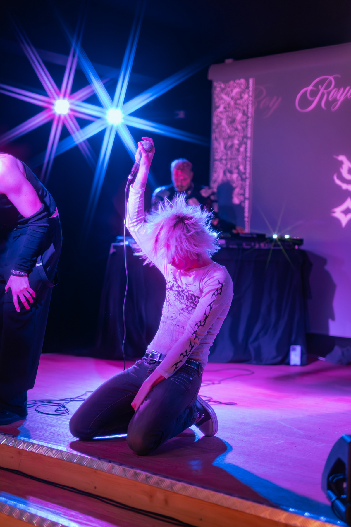 Performance sul palco con luci blu