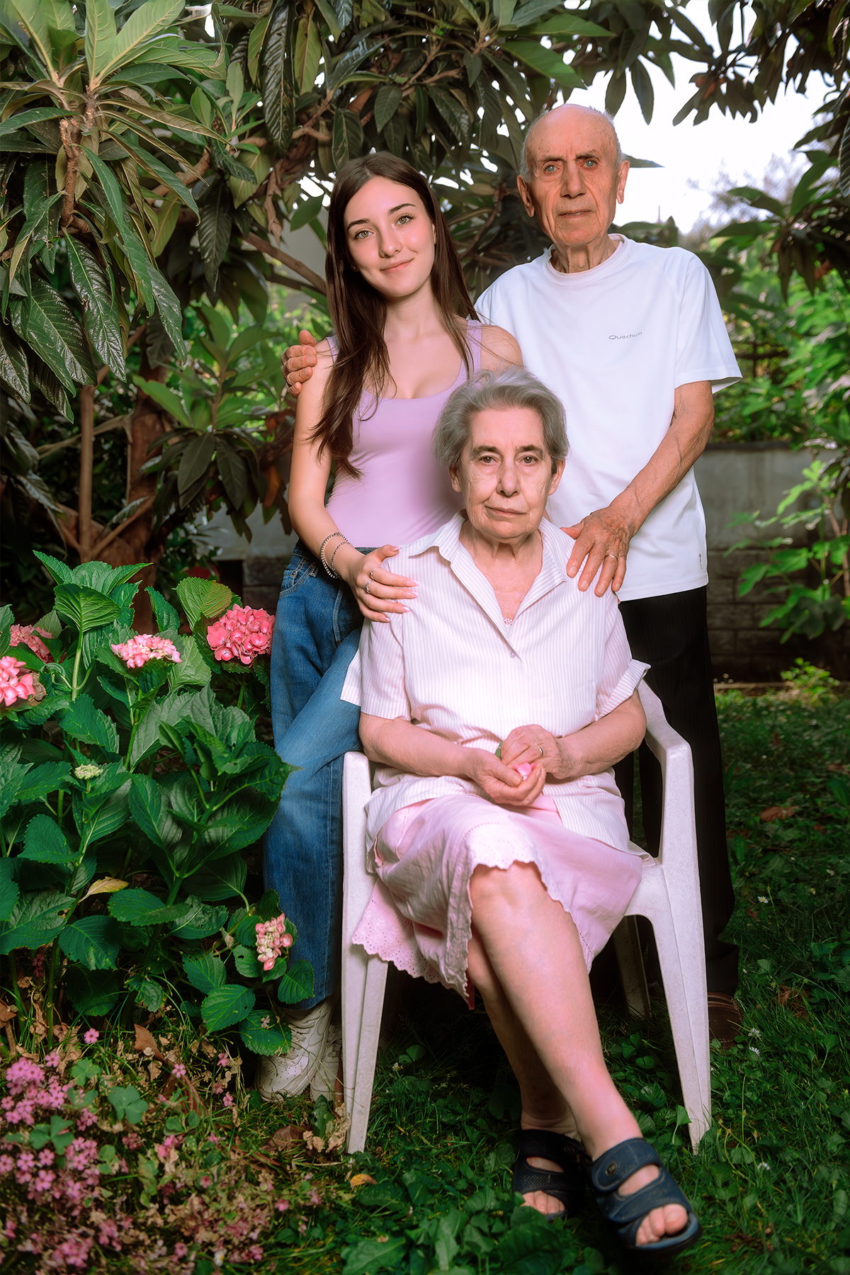 Tre generazioni in giardino: nonna, nipote e nonno