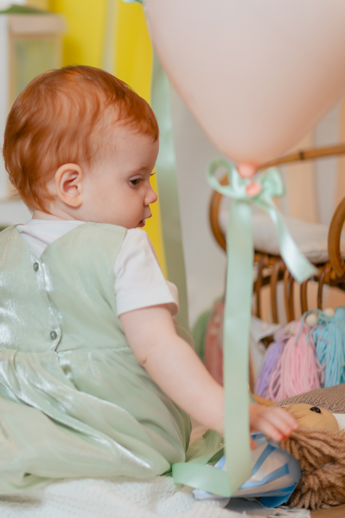 Bambina con palloncino rosa, vestitino verde