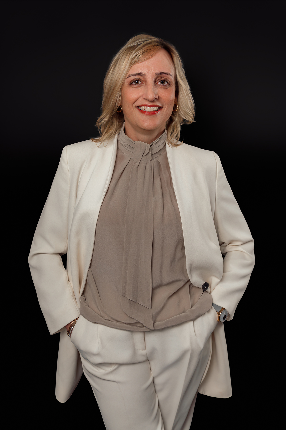 Ritratto di donna in completo avorio su fondo nero