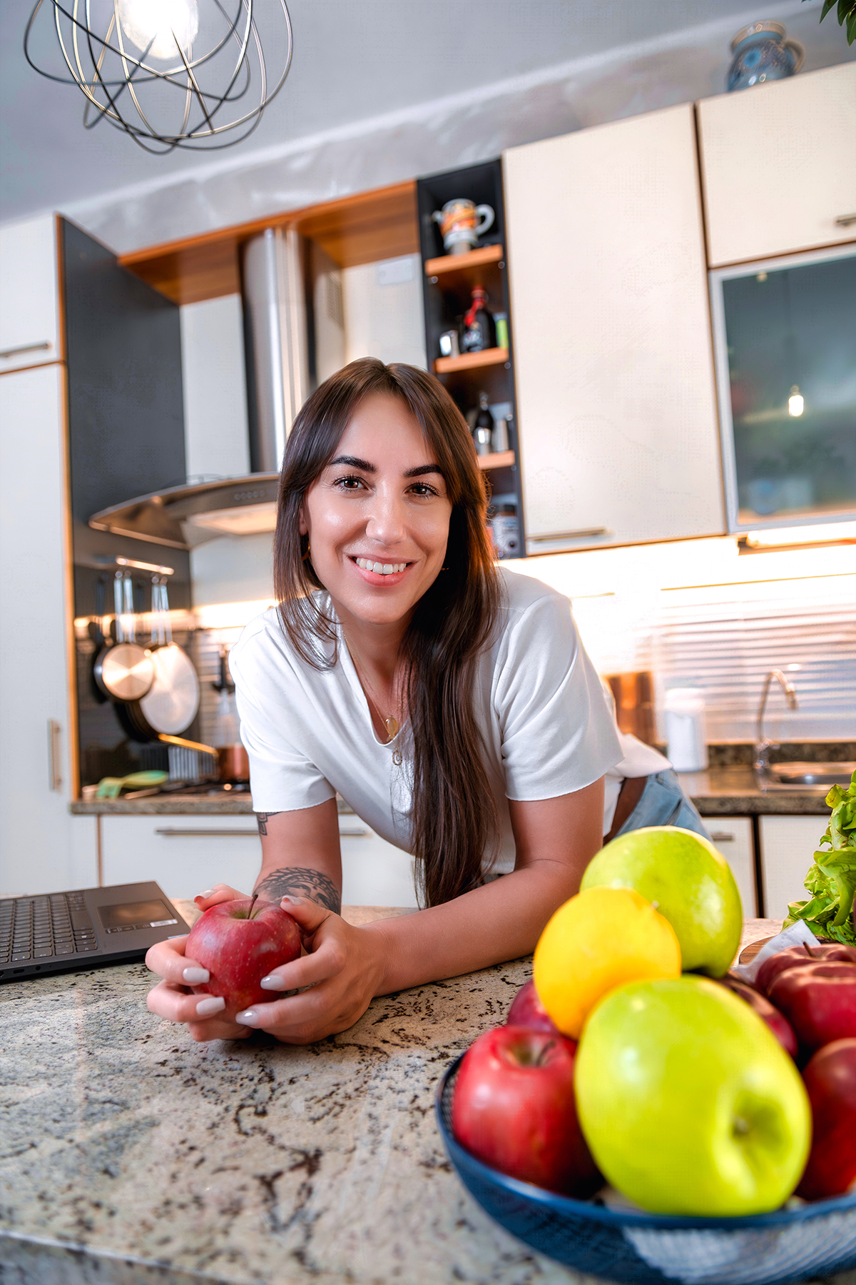 Ritratto di donna in cucina, luce naturale