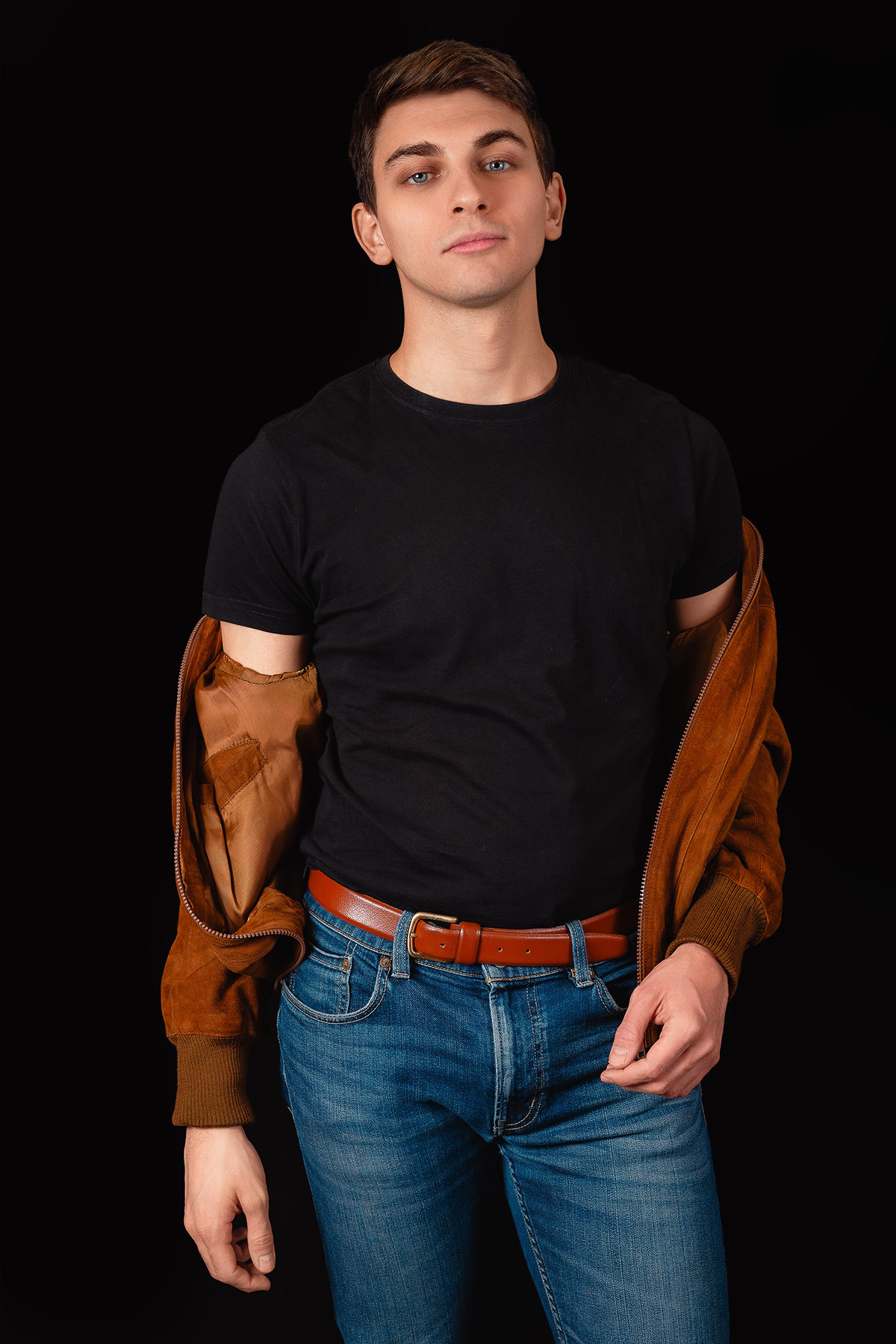 Ritratto di ragazzo in t-shirt nera e giacca color cuoio